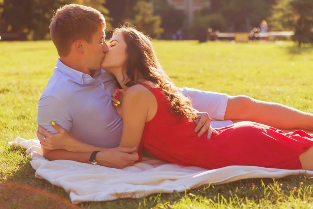 couple kissing on the lawn